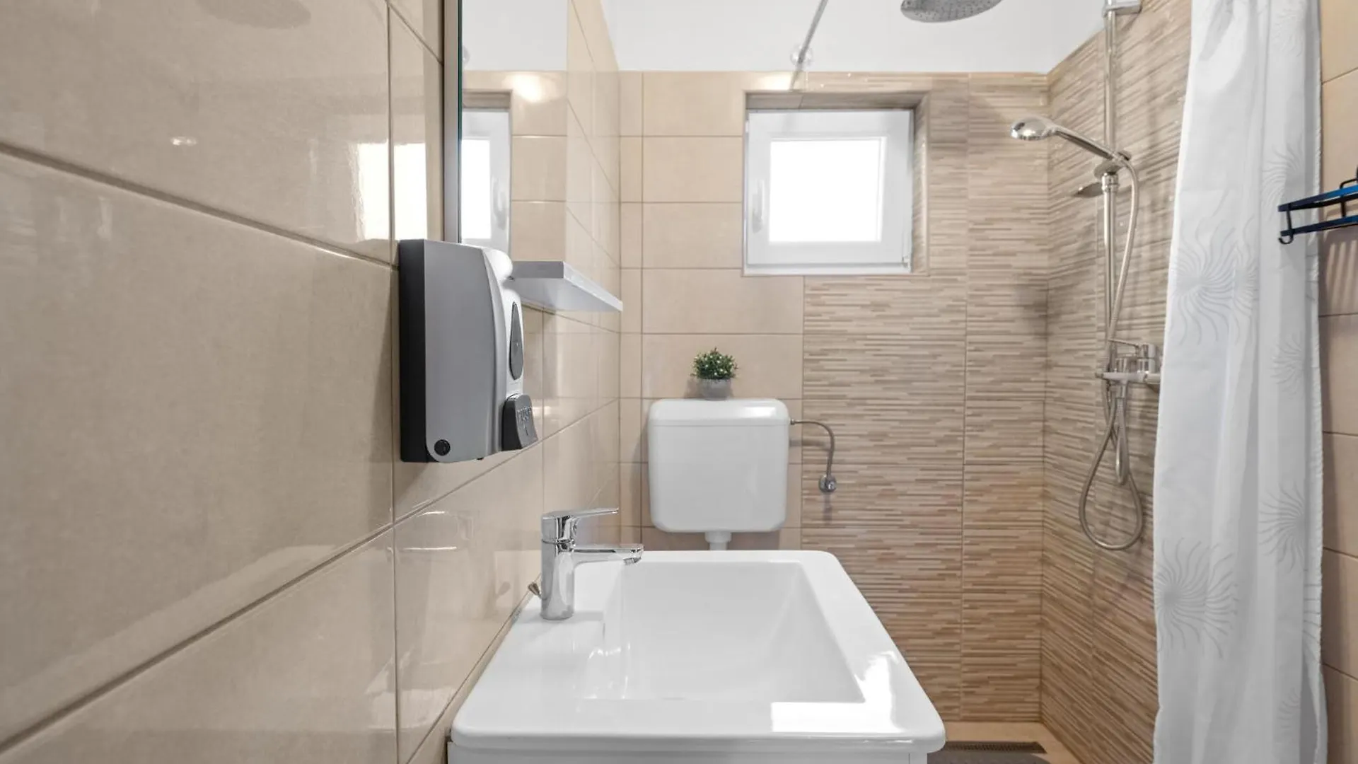Awesome Home In Tinj With Jacuzzi 0*,  克罗地亚