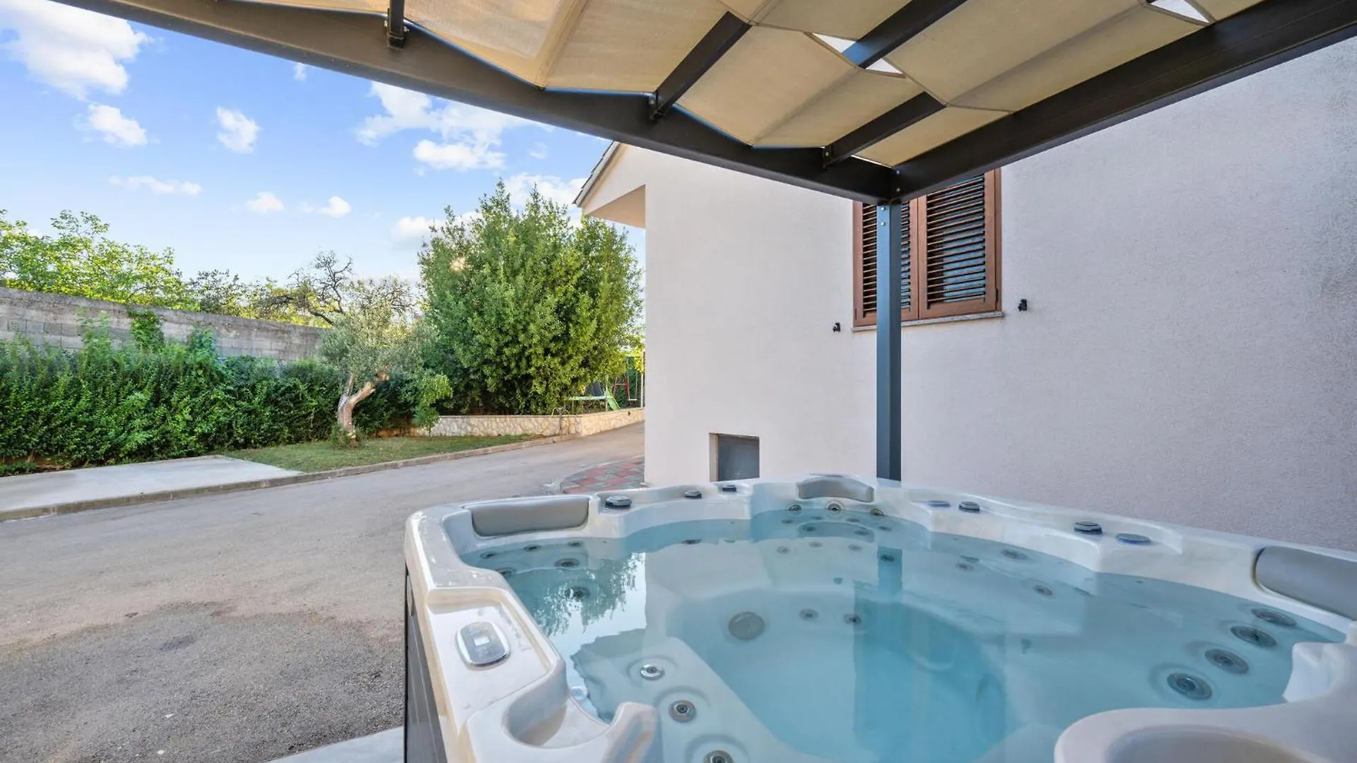 Awesome Home In Tinj With Jacuzzi 度假居