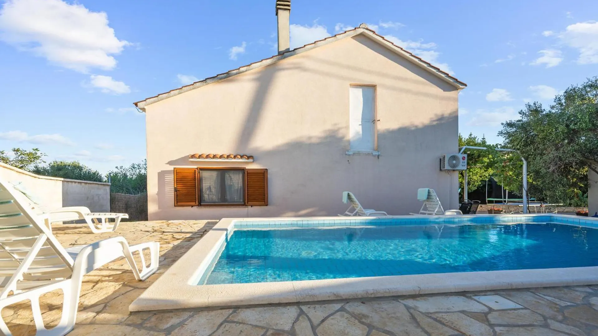 Awesome Home In Tinj With Jacuzzi