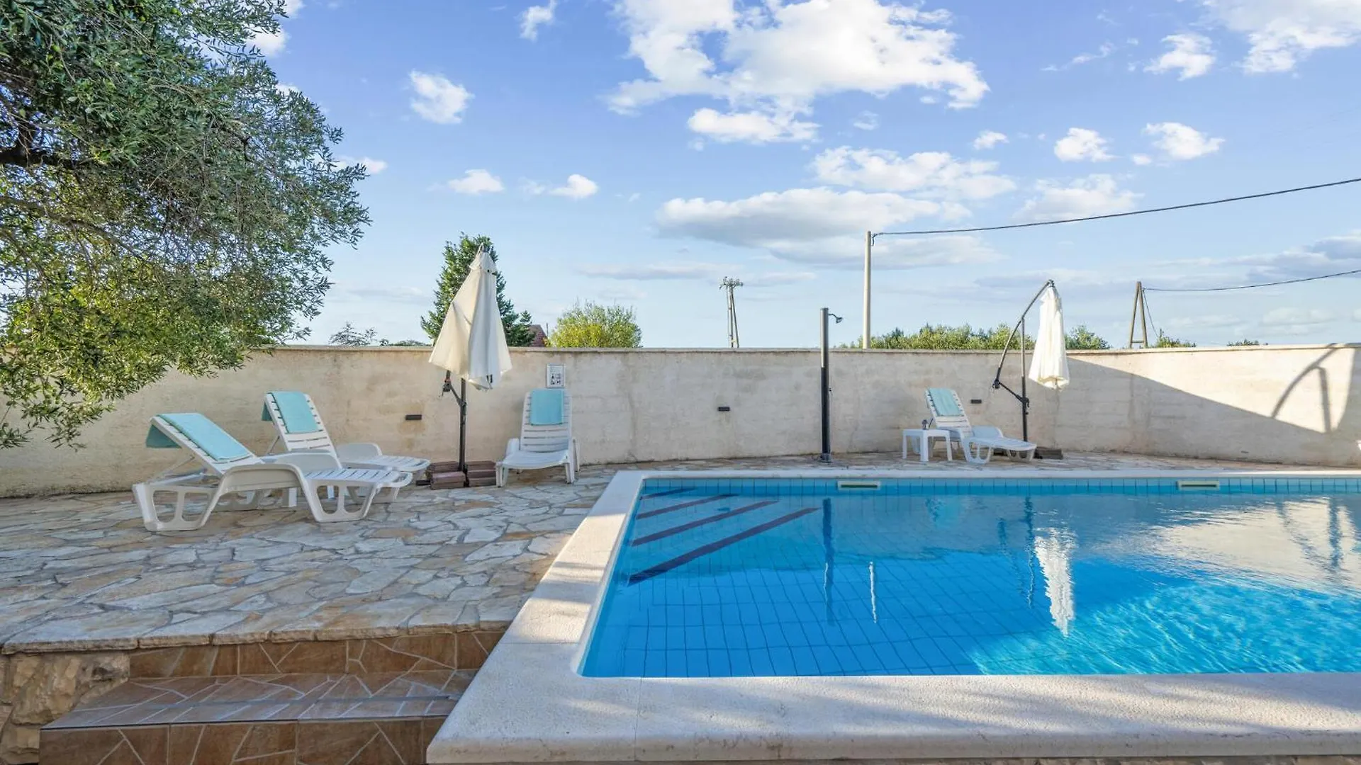 度假居 Awesome Home In Tinj With Jacuzzi 克罗地亚