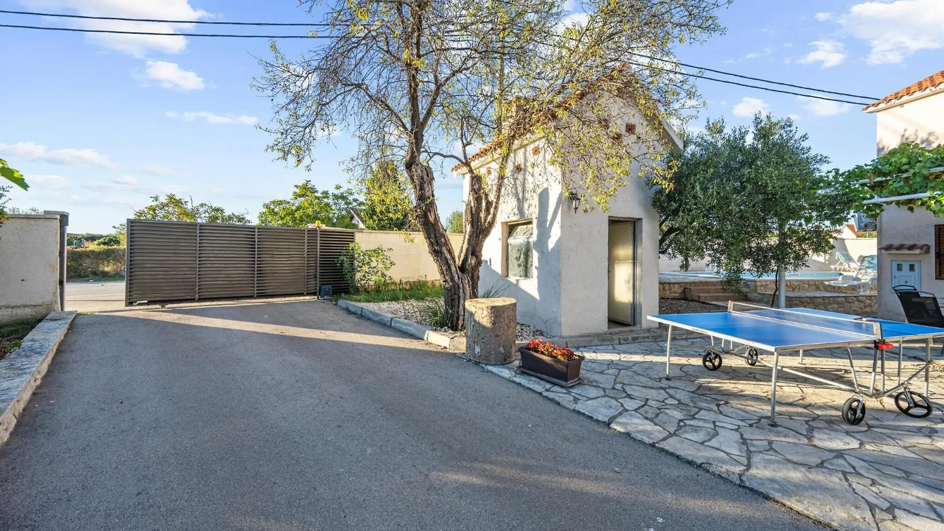 Awesome Home In Tinj With Jacuzzi