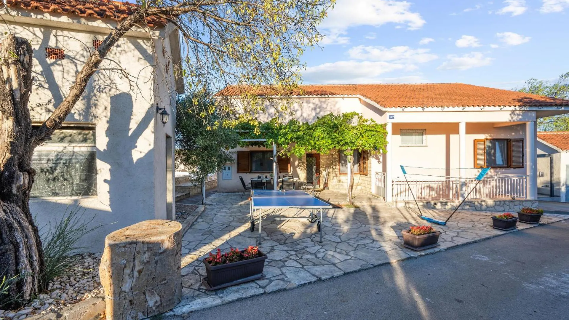 度假居 Awesome Home In Tinj With Jacuzzi
