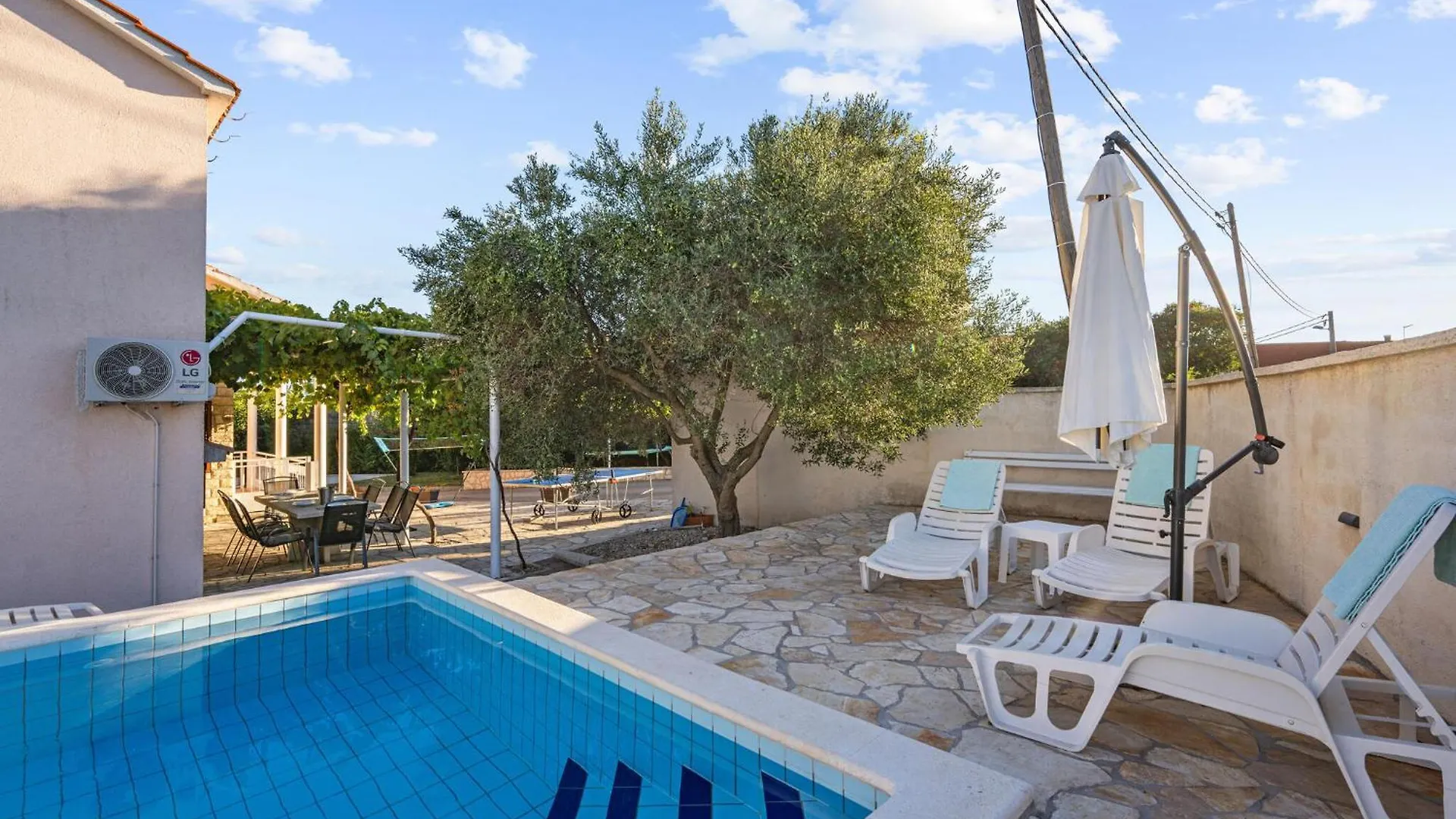 Awesome Home In Tinj With Jacuzzi 度假居